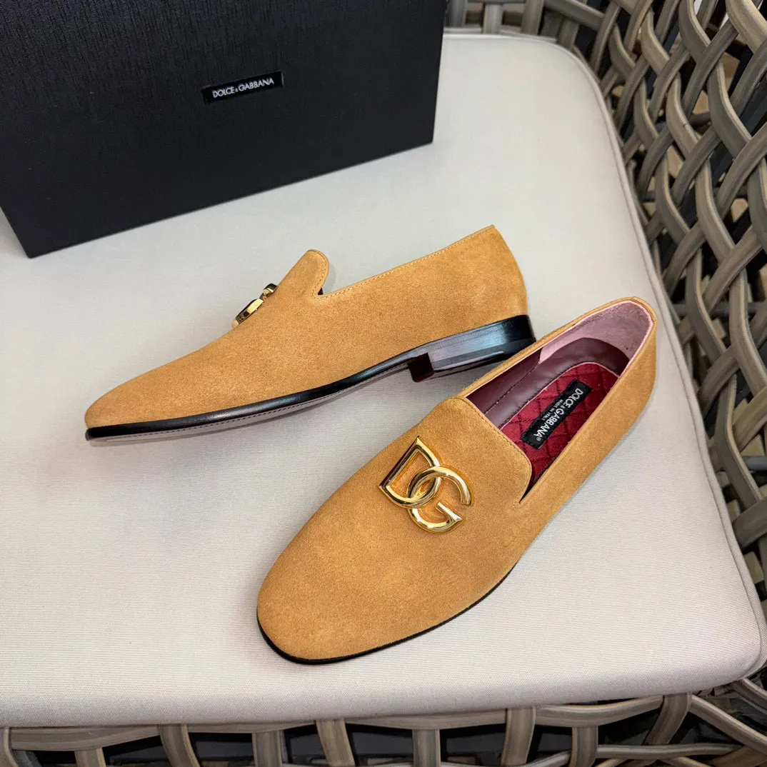 💰¥960 D&G cowhide moccasin loafers for men｜Embellished with DG hardware nameplate｜Made of imported calfskin｜Retro and shiny texture complement each other｜Release charming tones to outline a confident posture｜Imported calfskin + cowhide lining + Italian leather outsole Size: 39-44 (38.45 custom-made)
